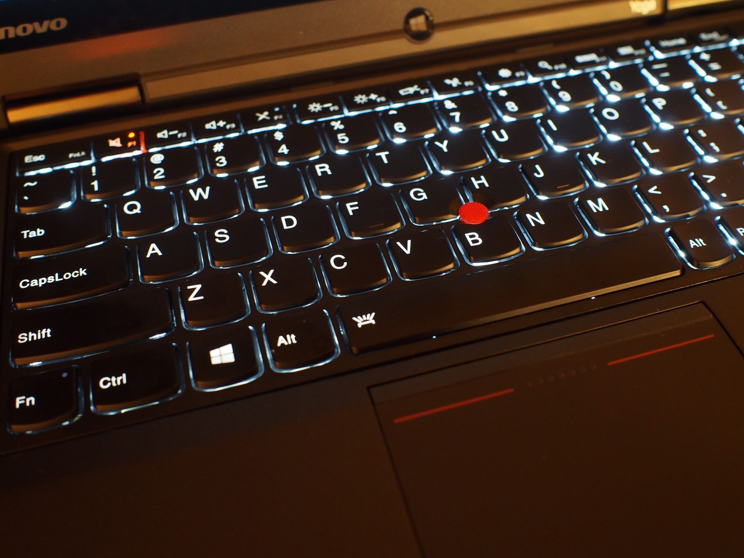 Не включается подсветка на ноутбуке Lenovo – причины и их устранение